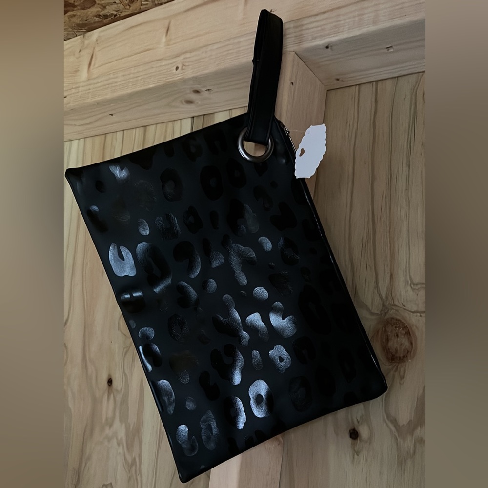 Leopard matte black wristlet